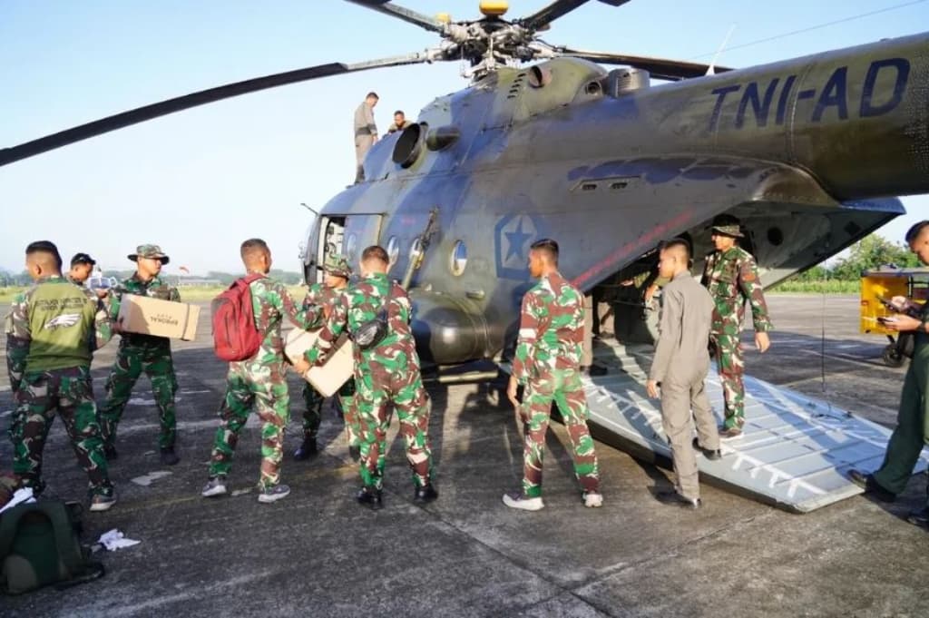 Jalur Darat Putus, TNI Kirim 1,5 Ton Bantuan Logistik ke Langsa dan Aceh Timur Gunakan Heli Jalur Darat Putus, TNI Kirim 1,5 Ton Bantuan Logistik ke Langsa dan Aceh Timur Gunakan Heli