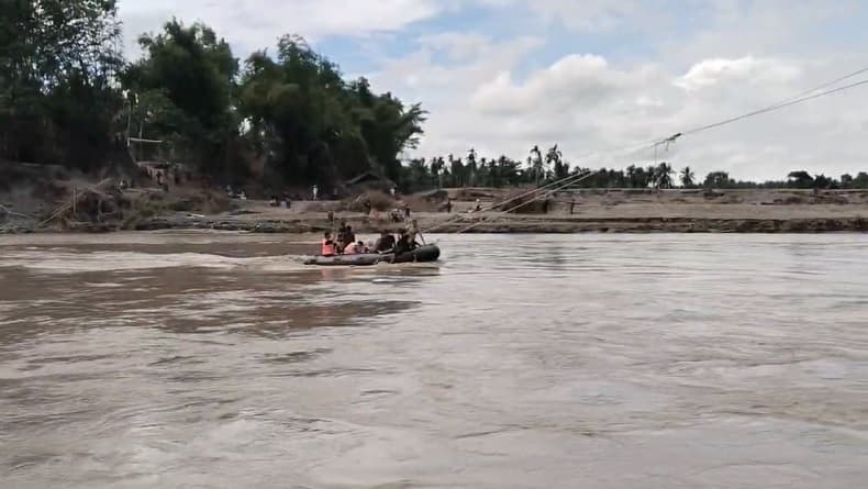 6 Desa di Bireuen Terisolasi Banjir, Bantuan Disalurkan Lewat Sungai dengan Perahu Karet 6 Desa di Bireuen Terisolasi Banjir, Bantuan Disalurkan Lewat Sungai dengan Perahu Karet