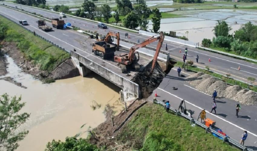 Jasa Marga Kebut Perbaikan Jalan Tol Medan-Kualanamu-Tebing Tinggi Terdampak Banjir dan Longsor Jasa Marga Kebut Perbaikan Jalan Tol Medan-Kualanamu-Tebing Tinggi Terdampak Banjir dan Longsor