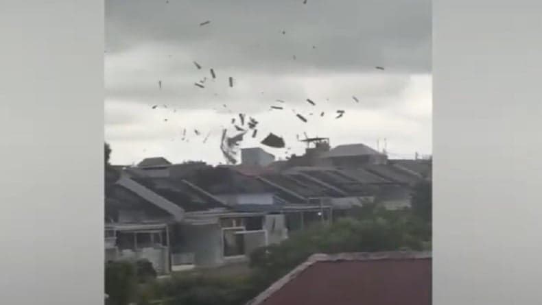 Mencekam! Detik-Detik Puting Beliung Terjang Baubau, Atap Rumah Beterbangan Mencekam! Detik-Detik Puting Beliung Terjang Baubau, Atap Rumah Beterbangan