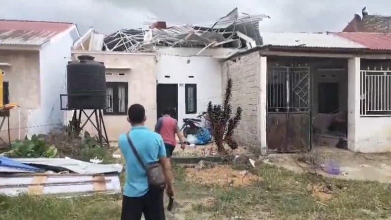 Puting Beliung Terjang Baubau, Puluhan Rumah Warga Rusak Parah Puting Beliung Terjang Baubau, Puluhan Rumah Warga Rusak Parah