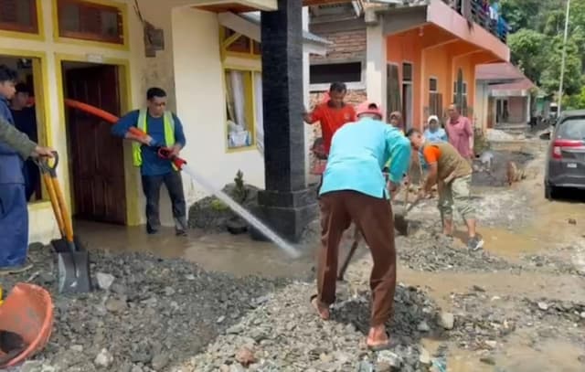 PT Bukit Raya Mudisa Kirim Petugas dan Alat Berat, Bersihkan 63 Rumah Terdampak Banjir Bandang PT Bukit Raya Mudisa Kirim Petugas dan Alat Berat, Bersihkan 63 Rumah Terdampak Banjir Bandang