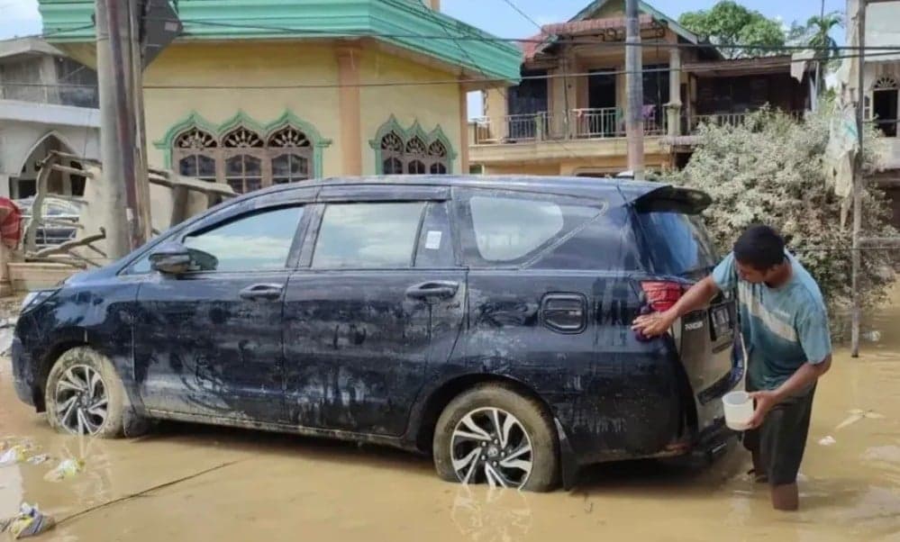 Ribuan Mobil Terendam Banjir di Aceh, Ini Hal Penting Harus Diperhatikan agar Tak Rusak Parah Ribuan Mobil Terendam Banjir di Aceh, Ini Hal Penting Harus Diperhatikan agar Tak Rusak Parah