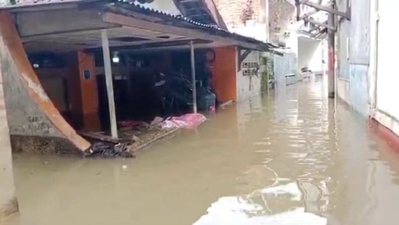 Banjir Luapan Sungai Citarum Bandung Masuki Hari Kedua, Ribuan Rumah Masih Terendam Banjir Luapan Sungai Citarum Bandung Masuki Hari Kedua, Ribuan Rumah Masih Terendam