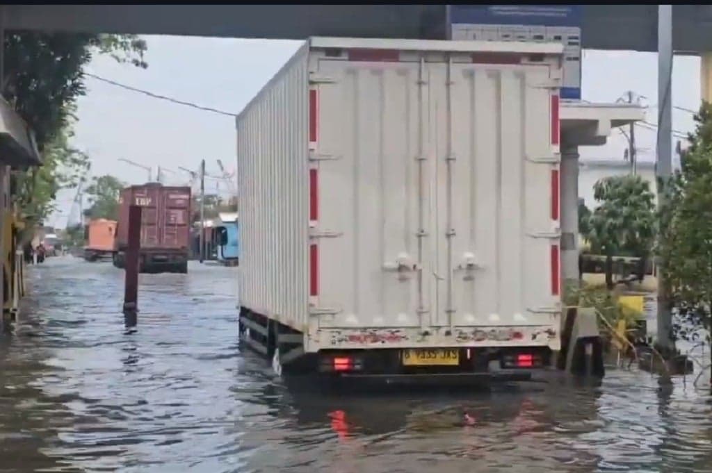Banjir Rob Pesisir Jakarta, Bongkar Muat di Pelabuhan Sunda Kelapa Terganggu Banjir Rob Pesisir Jakarta, Bongkar Muat di Pelabuhan Sunda Kelapa Terganggu