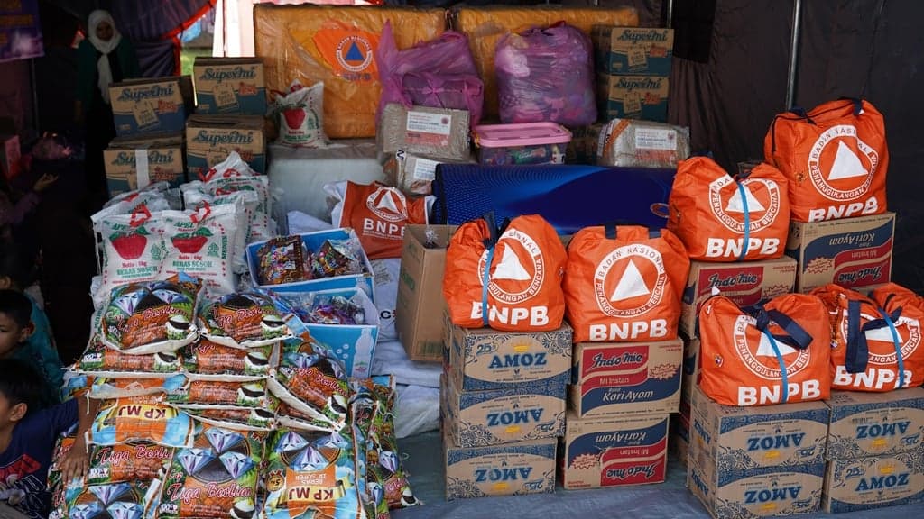 Pemerintah Kirim 22,7 Ton Bantuan lewat Udara untuk Pengungsi Banjir di Sumbar Pemerintah Kirim 22,7 Ton Bantuan lewat Udara untuk Pengungsi Banjir di Sumbar