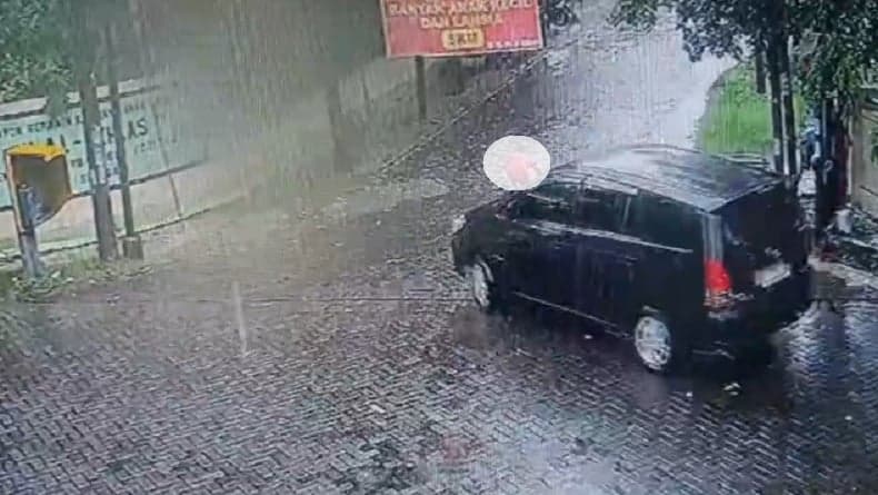Tragis! Bocah 8 Tahun di Surabaya Terlindas Mobil saat Main Hujan Terekam CCTV Tragis! Bocah 8 Tahun di Surabaya Terlindas Mobil saat Main Hujan Terekam CCTV