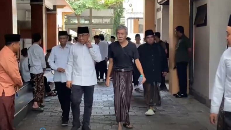 Polemik PBNU, Pertemuan Kiai Sepuh dengan Gus Yahya dan Rais Aam Digelar Tertutup di Jombang Polemik PBNU, Pertemuan Kiai Sepuh dengan Gus Yahya dan Rais Aam Digelar Tertutup di Jombang