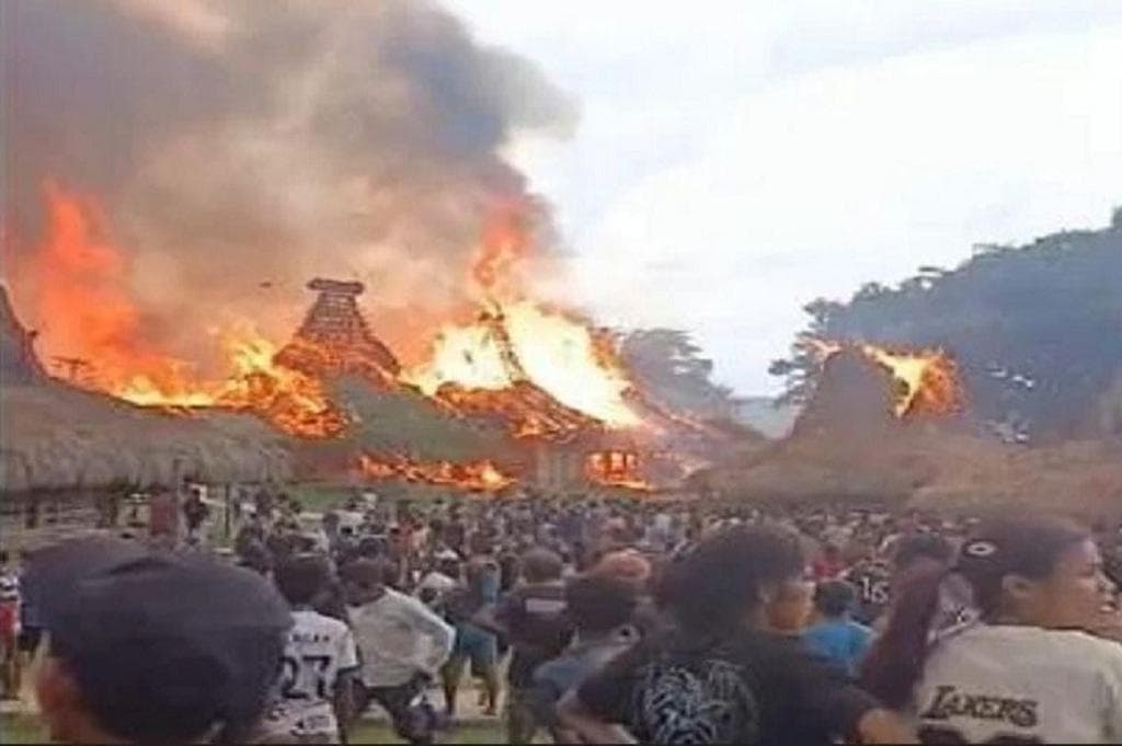 Kebakaran Hebat Kampung Adat Waruwora di Sumba Barat, 28 Rumah Dilahap Api Kebakaran Hebat Kampung Adat Waruwora di Sumba Barat, 28 Rumah Dilahap Api