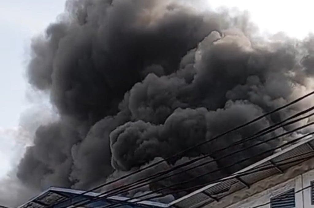 Kebakaran Hebat Gudang di Kalideres, 18 Mobil Damkar Dikerahkan ke Lokasi! Kebakaran Hebat Gudang di Kalideres, 18 Mobil Damkar Dikerahkan ke Lokasi!