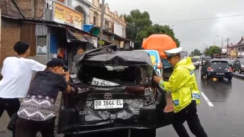 Kecelakaan Beruntun akibat Rem Blong, Truk Tabrak 3 Kendaraan di Maros Kecelakaan Beruntun akibat Rem Blong, Truk Tabrak 3 Kendaraan di Maros