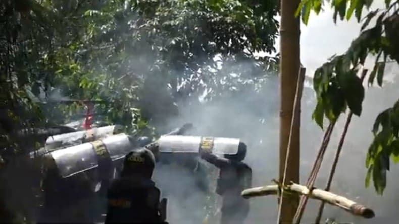 Eksekusi Rumah Adat Tongkonan di Tana Toraja Ricuh, Belasan Orang Luka Eksekusi Rumah Adat Tongkonan di Tana Toraja Ricuh, Belasan Orang Luka