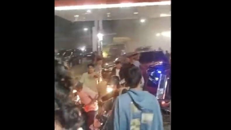 Truk Terbakar saat Antre BBM di SPBU Aceh Tenggara, Warga Panik Berhamburan Truk Terbakar saat Antre BBM di SPBU Aceh Tenggara, Warga Panik Berhamburan