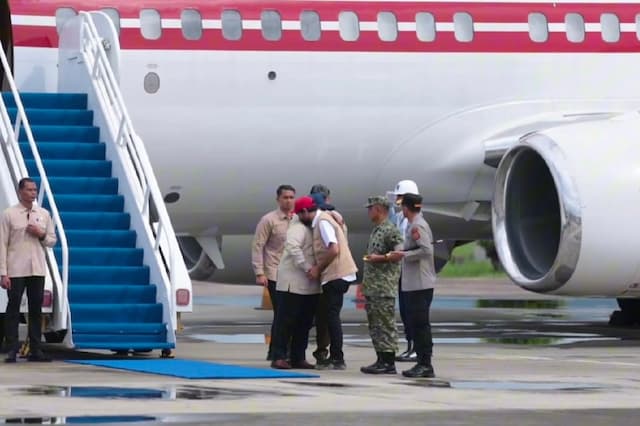 Momen Prabowo Peluk Gubernur Mualem sebelum Tinjau Penanganan Banjir di Aceh Momen Prabowo Peluk Gubernur Mualem sebelum Tinjau Penanganan Banjir di Aceh