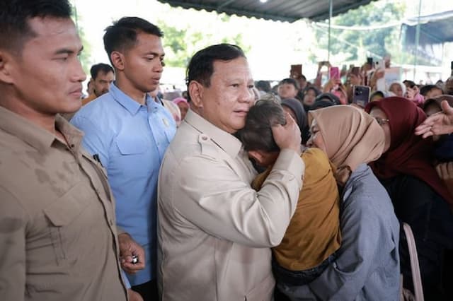 Momen Haru Prabowo Gendong Balita Pengungsi di Takengon, Langsung Diunggah Sang Ibu Momen Haru Prabowo Gendong Balita Pengungsi di Takengon, Langsung Diunggah Sang Ibu