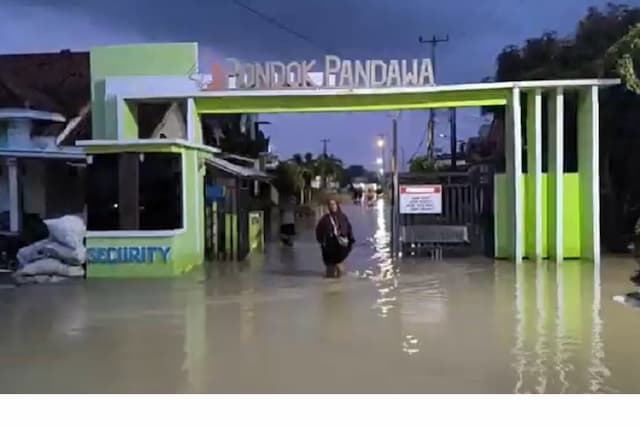 Banjir Makin Tinggi, Warga 7 Kecamatan di Cirebon Pilih Bertahan dalam Rumah Banjir Makin Tinggi, Warga 7 Kecamatan di Cirebon Pilih Bertahan dalam Rumah