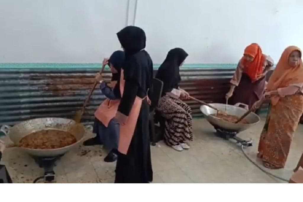 Pesantren Padang Panjang Kirim 1 Ton Rendang untuk Korban Banjir Aceh dan Sumut Pesantren Padang Panjang Kirim 1 Ton Rendang untuk Korban Banjir Aceh dan Sumut