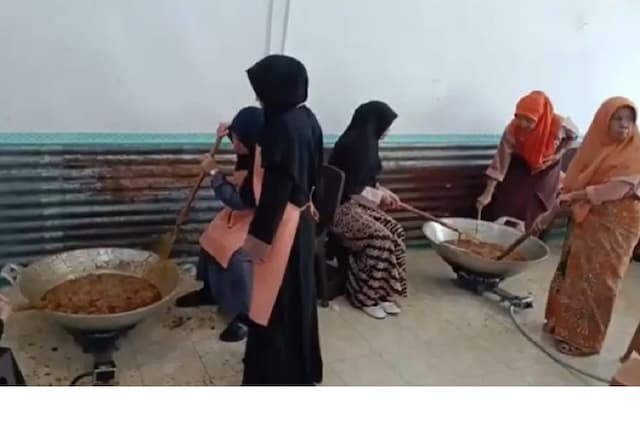 Pesantren Padang Panjang Kirim 1 Ton Rendang untuk Korban Banjir Aceh dan Sumut Pesantren Padang Panjang Kirim 1 Ton Rendang untuk Korban Banjir Aceh dan Sumut