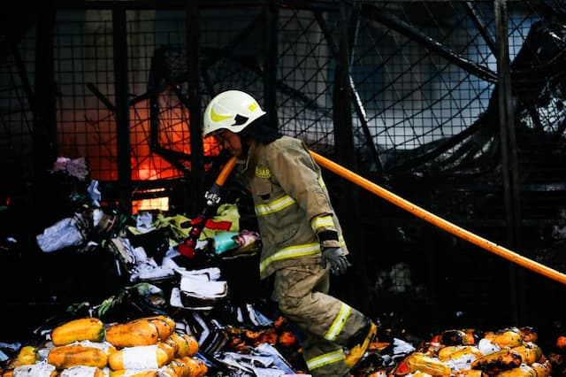 28 Ton Barang Dagangan Hangus Terbakar, Pedagang Pasar Induk Kramat Jati Rugi Rp100 Juta 28 Ton Barang Dagangan Hangus Terbakar, Pedagang Pasar Induk Kramat Jati Rugi Rp100 Juta
