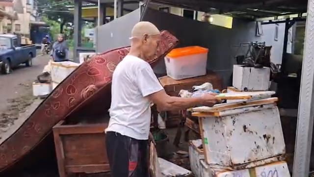 Banjir di Jember Surut, Warga Sibuk Bersihkan Lumpur dan Amankan Barang Layak Pakai Banjir di Jember Surut, Warga Sibuk Bersihkan Lumpur dan Amankan Barang Layak Pakai
