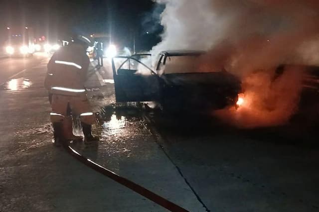 Geger! Mobil Terbakar di Tol Solo-Kertosono saat Hendak Masuk Rest Area Geger! Mobil Terbakar di Tol Solo-Kertosono saat Hendak Masuk Rest Area