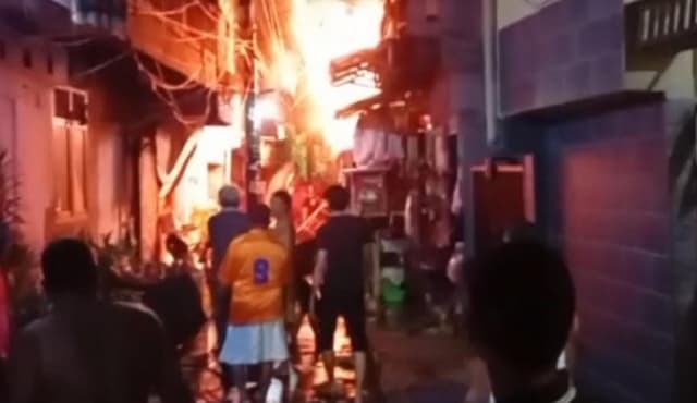 Kebakaran Rumah di Grogol Petamburan, 100 Personel Damkar Dikerahkan Kebakaran Rumah di Grogol Petamburan, 100 Personel Damkar Dikerahkan