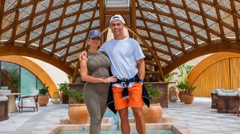 Liburan Ala Raja! Cristiano Ronaldo Beli Dua Properti Eksklusif di Pulau Pribadi Laut Merah Liburan Ala Raja! Cristiano Ronaldo Beli Dua Properti Eksklusif di Pulau Pribadi Laut Merah