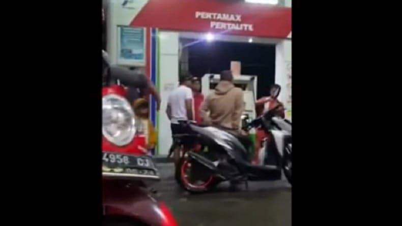 Viral! Sejumlah Kendaraan Mogok Usai Isi BBM Diduga Bercampur Air di SPBU Lamongan Viral! Sejumlah Kendaraan Mogok Usai Isi BBM Diduga Bercampur Air di SPBU Lamongan
