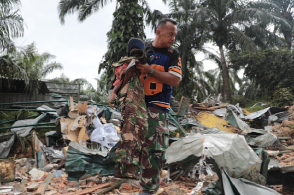 Kisah Heroik Sertu Hamzah, Tetap Bertugas meski Istri Meninggal Tertimpa Longsor Kisah Heroik Sertu Hamzah, Tetap Bertugas meski Istri Meninggal Tertimpa Longsor