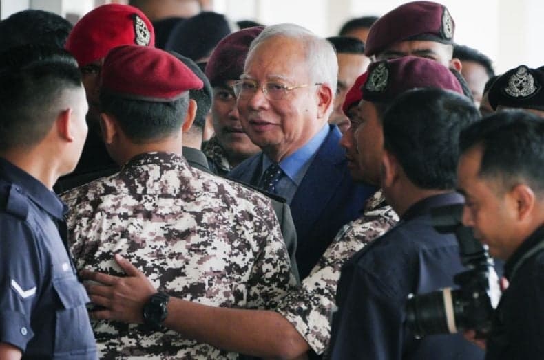 Najib Razak Divonis 15 Tahun Penjara dan Denda Rp47 Triliun Najib Razak Divonis 15 Tahun Penjara dan Denda Rp47 Triliun