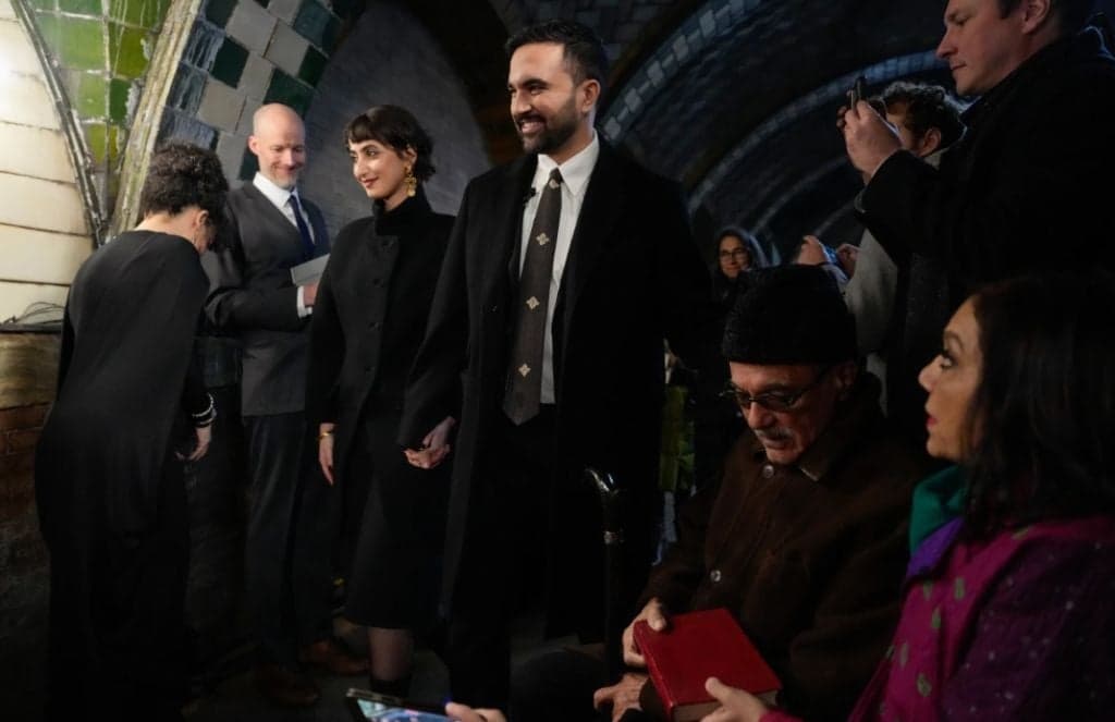 Zohran Mamdani Gunakan Alquran Milik Kakek untuk Pelantikan Wali Kota New York Zohran Mamdani Gunakan Alquran Milik Kakek untuk Pelantikan Wali Kota New York