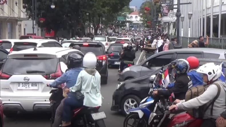 Awal Tahun Baru, Ribuan Wisatawan Masih Padati Kawasan Asia Afrika Bandung Awal Tahun Baru, Ribuan Wisatawan Masih Padati Kawasan Asia Afrika Bandung