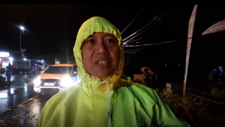 Hujan dan Angin Kencang di Tulungagung, Pohon Besar Tumbang Timpa Mobil sedang Melintas Hujan dan Angin Kencang di Tulungagung, Pohon Besar Tumbang Timpa Mobil sedang Melintas