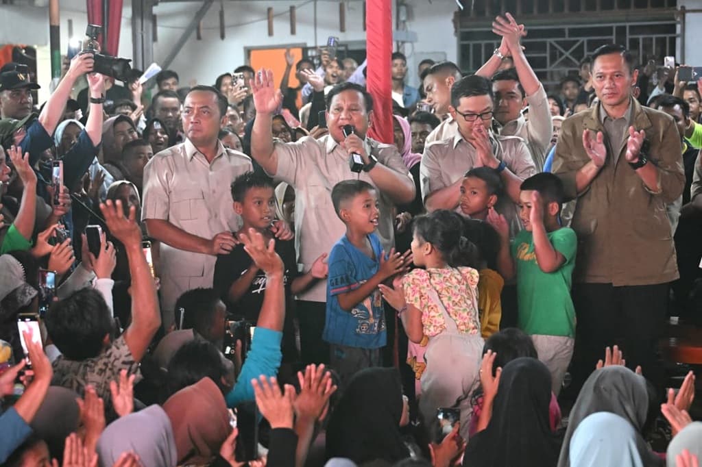 Momen Presiden Prabowo Sambut Tahun Baru Bersama Warga Terdampak Bencana di Tapsel Momen Presiden Prabowo Sambut Tahun Baru Bersama Warga Terdampak Bencana di Tapsel