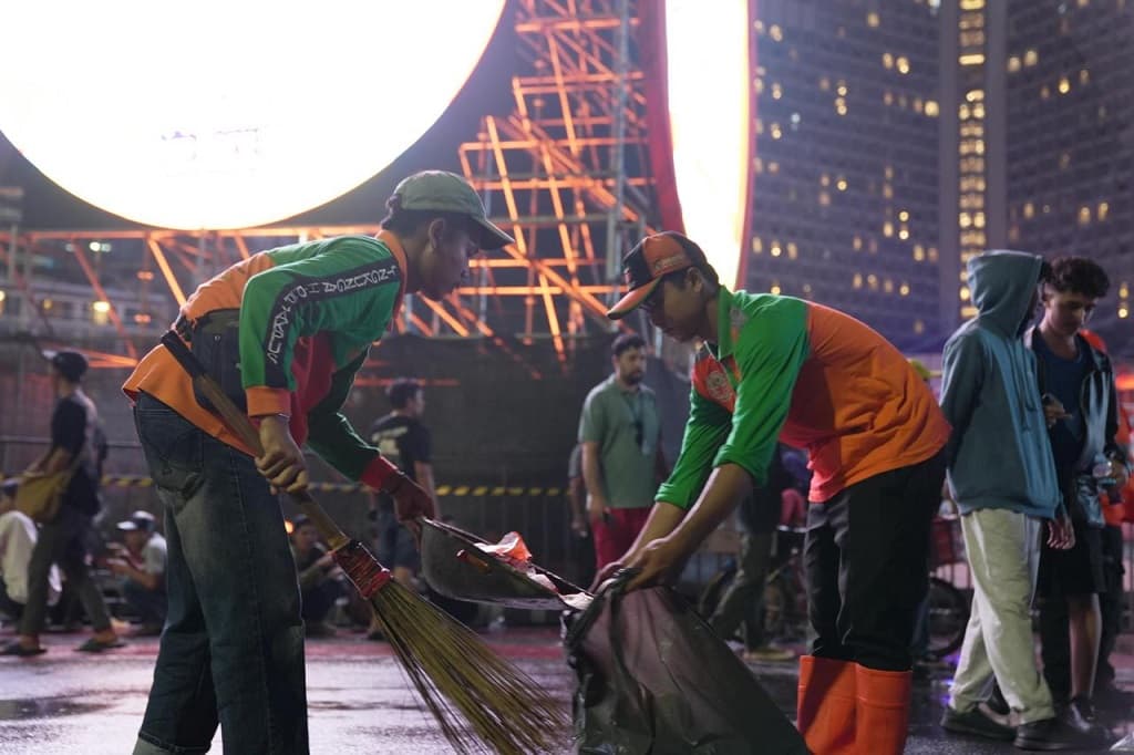 Sampah Sisa Perayaan Malam Tahun Baru di Jakarta Capai 91 Ton Sampah Sisa Perayaan Malam Tahun Baru di Jakarta Capai 91 Ton
