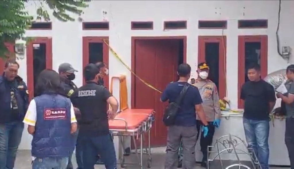 Heboh 3 Sekeluarga Tewas di Warakas Jakut, Polisi Sita Bekas Makanan dan Minuman Heboh 3 Sekeluarga Tewas di Warakas Jakut, Polisi Sita Bekas Makanan dan Minuman