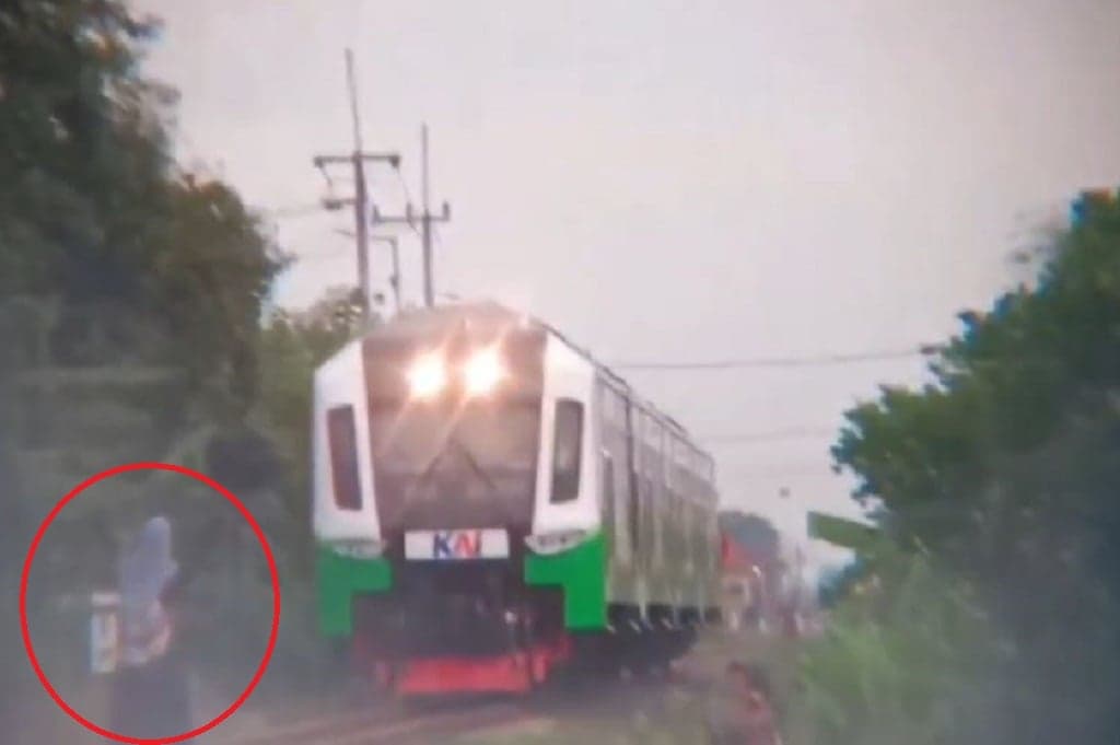 Viral Aksi Bocah Perempuan di Sidoarjo, Bercanda Adang Kereta Api di Tengah Rel Viral Aksi Bocah Perempuan di Sidoarjo, Bercanda Adang Kereta Api di Tengah Rel