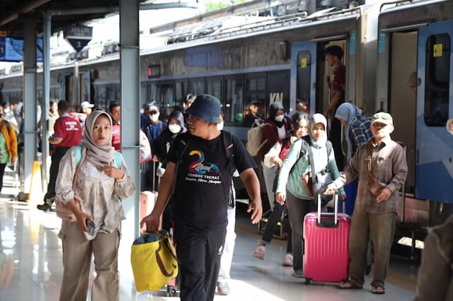 Arus Balik Libur Nataru, 54.448 Penumpang Kereta Api Tiba di Berbagai Stasiun di Daop 1 Jakarta Arus Balik Libur Nataru, 54.448 Penumpang Kereta Api Tiba di Berbagai Stasiun di Daop 1 Jakarta