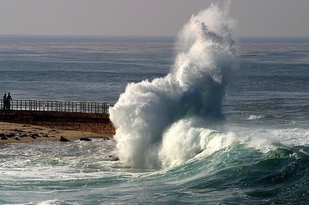 BMKG: Waspada Gelombang Tinggi 4 Meter hingga 26 Februari BMKG: Waspada Gelombang Tinggi 4 Meter hingga 26 Februari