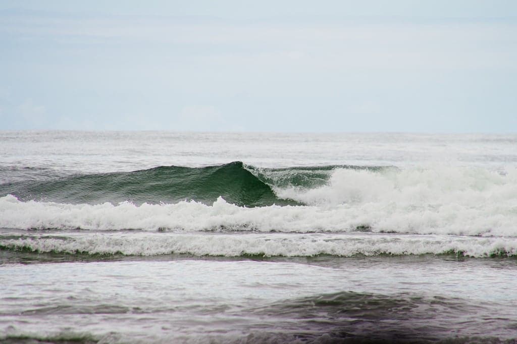 Waspada! BMKG Prediksi Gelombang Tinggi 4 Meter hingga 6 Januari 2026 Waspada! BMKG Prediksi Gelombang Tinggi 4 Meter hingga 6 Januari 2026