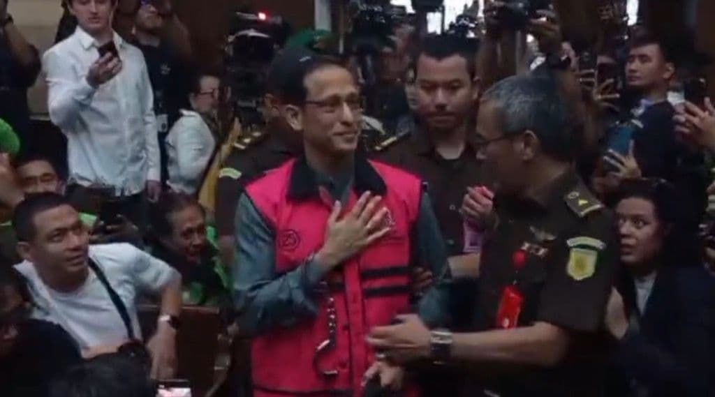 Nadiem Hadiri Sidang Korupsi Laptop Chromebook, Disambut Riuh Tepuk Tangan Nadiem Hadiri Sidang Korupsi Laptop Chromebook, Disambut Riuh Tepuk Tangan
