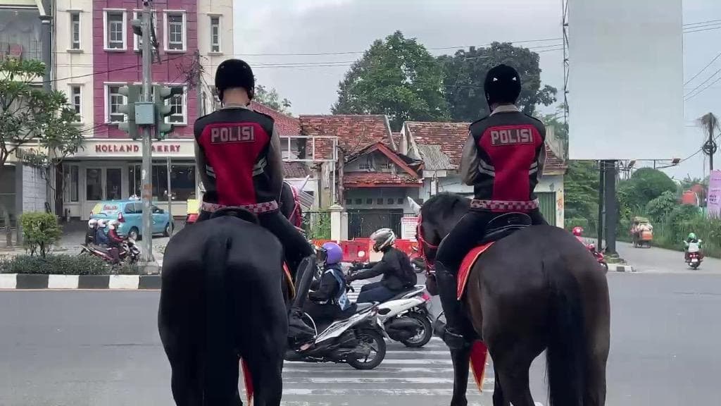 Polisi Berkuda Ikut Atur Kemacetan Margonda Depok usai Libur Nataru Polisi Berkuda Ikut Atur Kemacetan Margonda Depok usai Libur Nataru