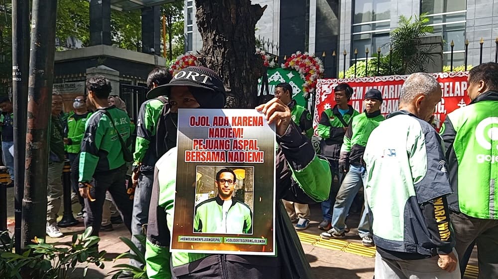 Ojol Ramai-Ramai Dukung Nadiem di Sidang Kasus Laptop Chromebook Ojol Ramai-Ramai Dukung Nadiem di Sidang Kasus Laptop Chromebook