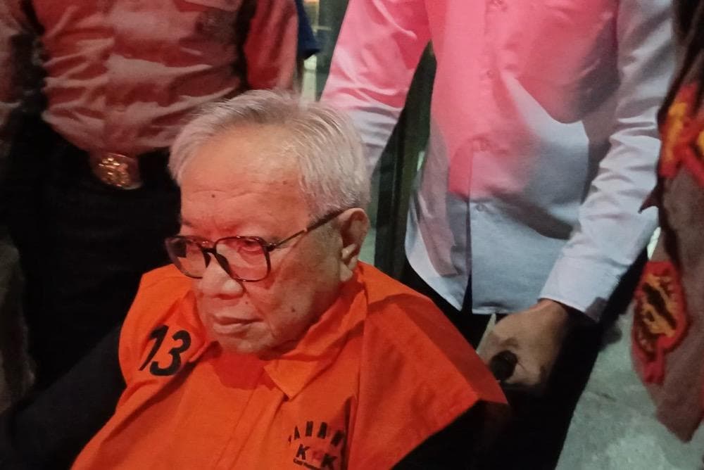 KPK Tahan Eks Direktur Pertamina terkait Korupsi Pengadaan Katalis KPK Tahan Eks Direktur Pertamina terkait Korupsi Pengadaan Katalis