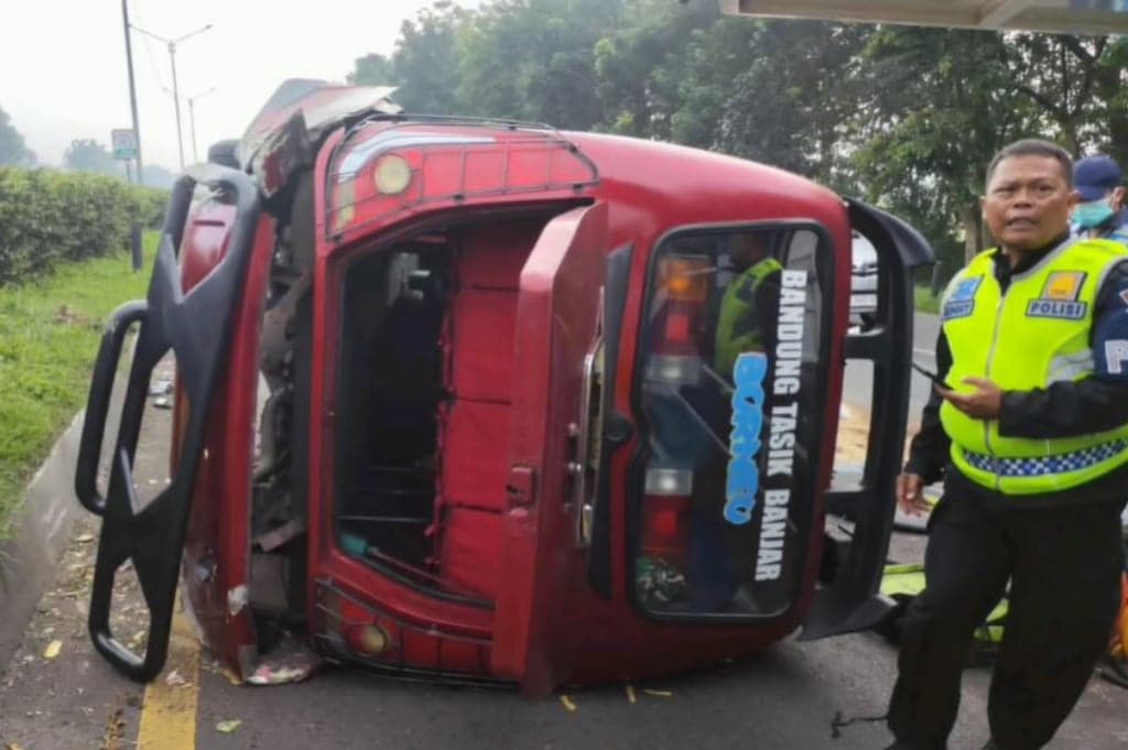 Kecelakaan Tunggal Minibus Elf Terguling di Tol Padaleunyi, Sopir Tewas Terjepit Kecelakaan Tunggal Minibus Elf Terguling di Tol Padaleunyi, Sopir Tewas Terjepit