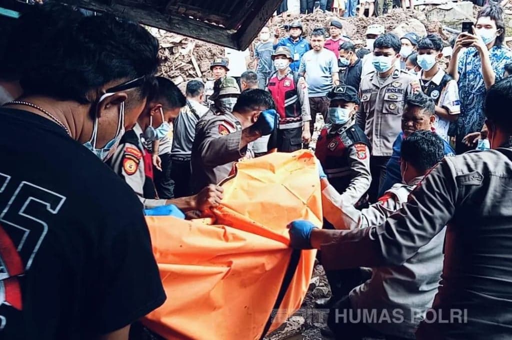 Pencarian Korban Banjir Bandang Sitaro, Tim K-9 Polda Sulut Temukan Balita 2 Tahun Pencarian Korban Banjir Bandang Sitaro, Tim K-9 Polda Sulut Temukan Balita 2 Tahun