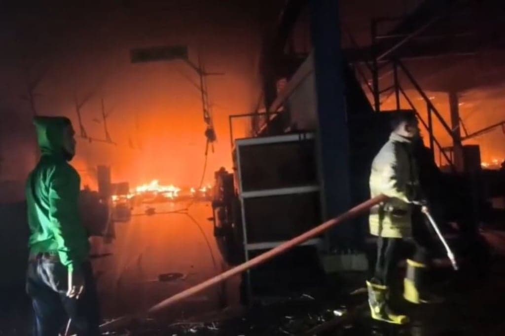 Kebakaran Hebat Pabrik Furnitur di Jepara, Kerugian Ditaksir Miliaran Rupiah Kebakaran Hebat Pabrik Furnitur di Jepara, Kerugian Ditaksir Miliaran Rupiah