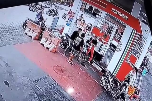 Viral Pria di Gresik Pukuli Pemotor di SPBU gegara Merasa Dipelototi Viral Pria di Gresik Pukuli Pemotor di SPBU gegara Merasa Dipelototi