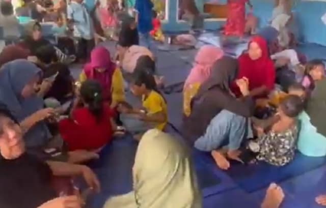 Bantuan Logistik Tak Merata, Pengungsi Banjir di Halmahera Barat Kelaparan Bantuan Logistik Tak Merata, Pengungsi Banjir di Halmahera Barat Kelaparan