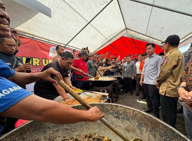 Gibran Tinjau Pengungsi Banjir di Banjar Kalsel, Pastikan Persediaan Dapur Umum-Posko Kesehatan Gibran Tinjau Pengungsi Banjir di Banjar Kalsel, Pastikan Persediaan Dapur Umum-Posko Kesehatan